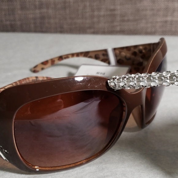 Sag Harbor Sunglasses - Picture 7 of 8